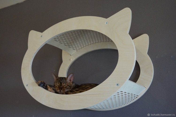 Полка настенная для кошек