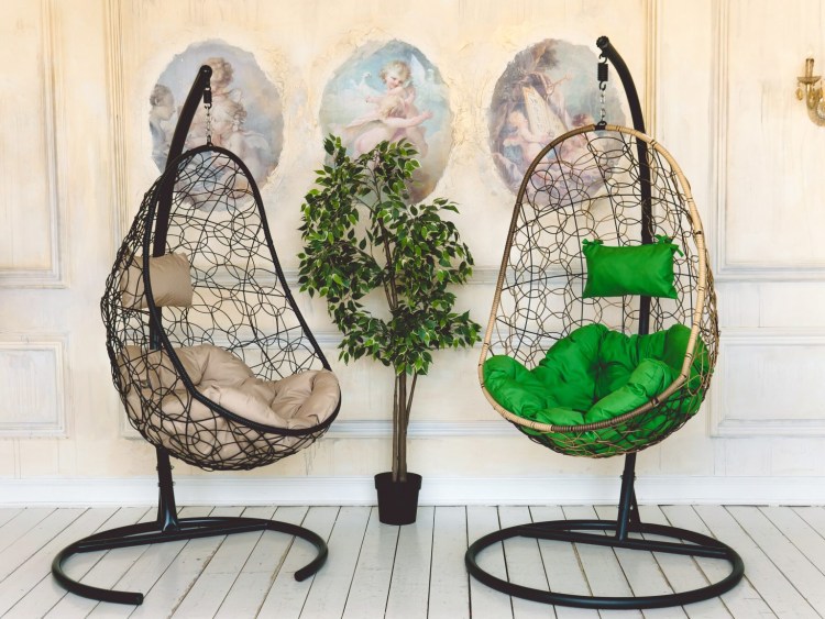 Подвесное кресло в интерьере с кирпичной стеной