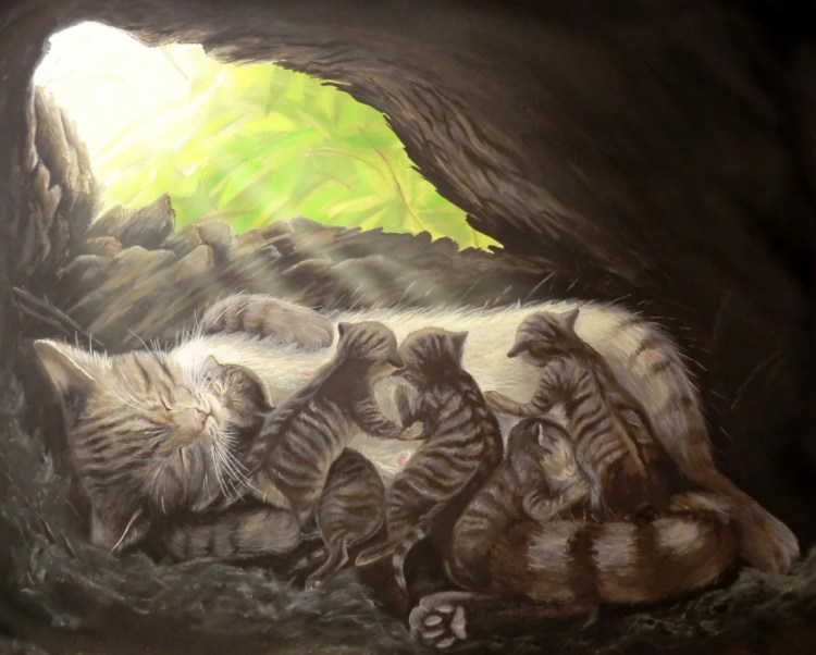 Кошка с котятами в корзинке