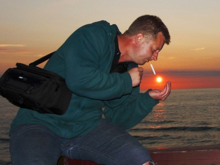 Кот фоткает свои яйца