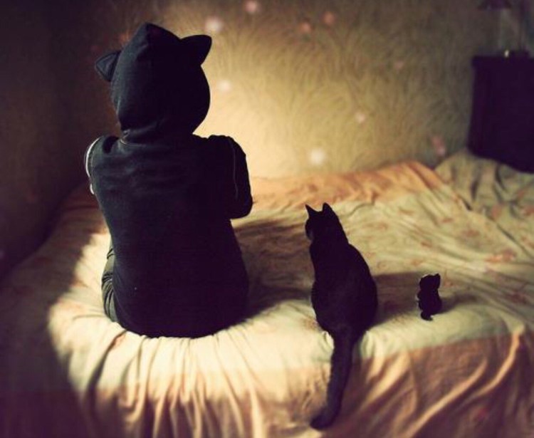 Девушка с кошкой без лица