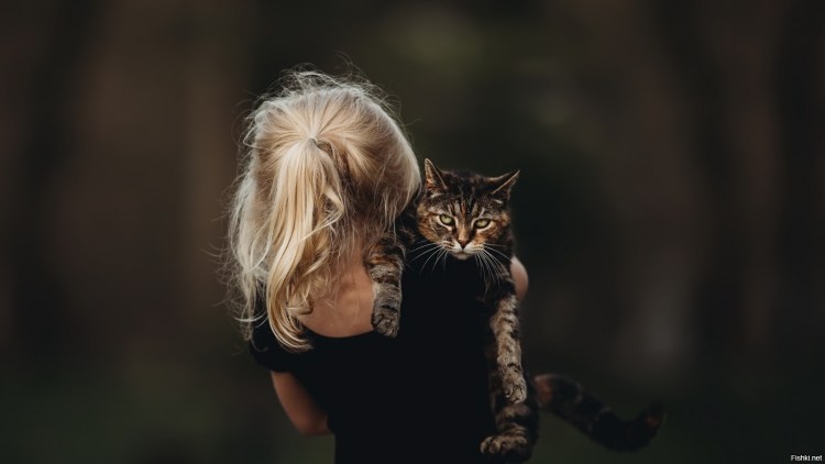 Девушка с пучком со спины