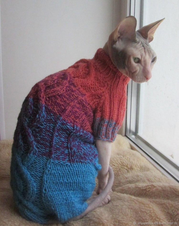 Вязаный свитер с котиками