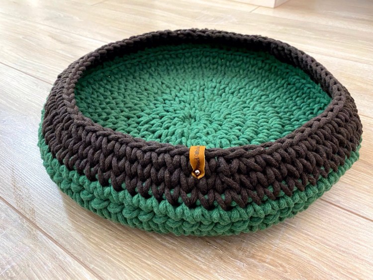 Вязаная лежанка для кошки в виде рыбки