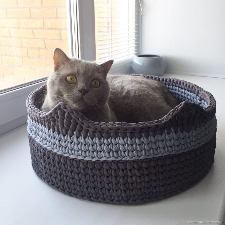 Вязаные лежанки для собак