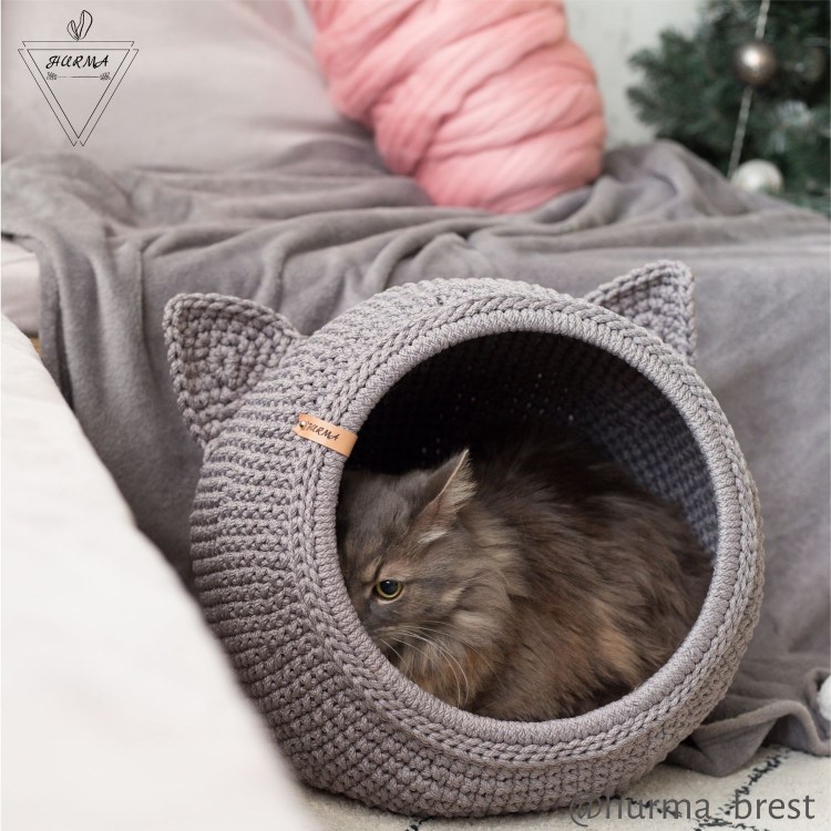 Лежанка для кошки из трикотажной пряжи