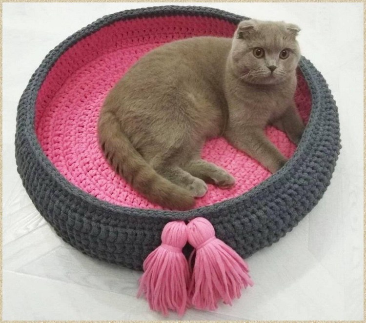 Вязаный лежак для кошки