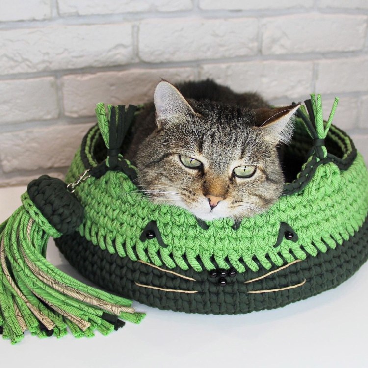 Вязаная корзинка для кошки