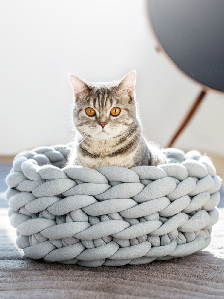 Домик для кошки из трикотажной пряжи