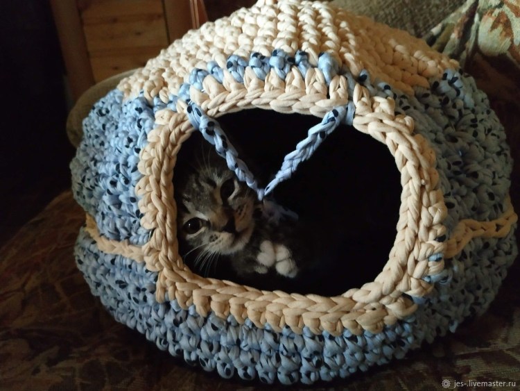 Вязаные кошачьи домики