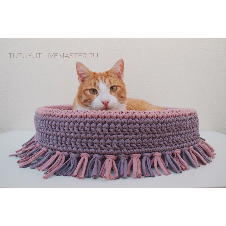 Вязаная лежанка для кошки крючком