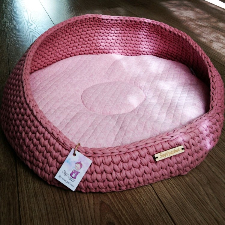 Вязаные лежанки для собак