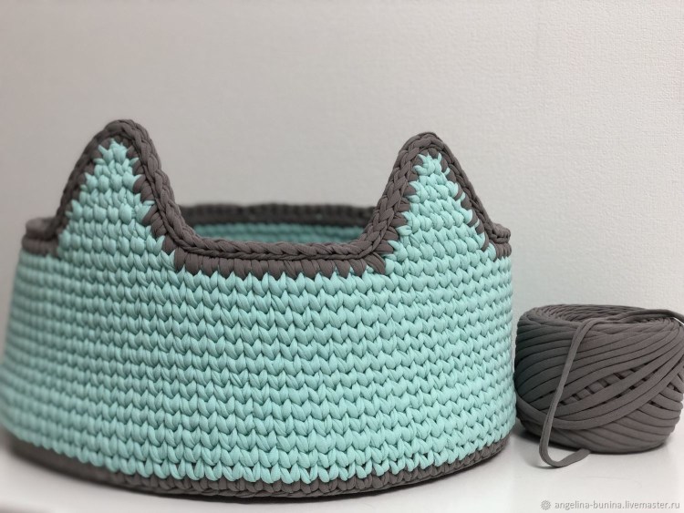 Вязаные лежанки для собак