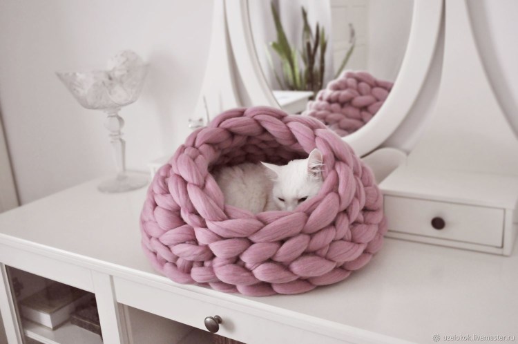 Вязаная лежанка для кошки