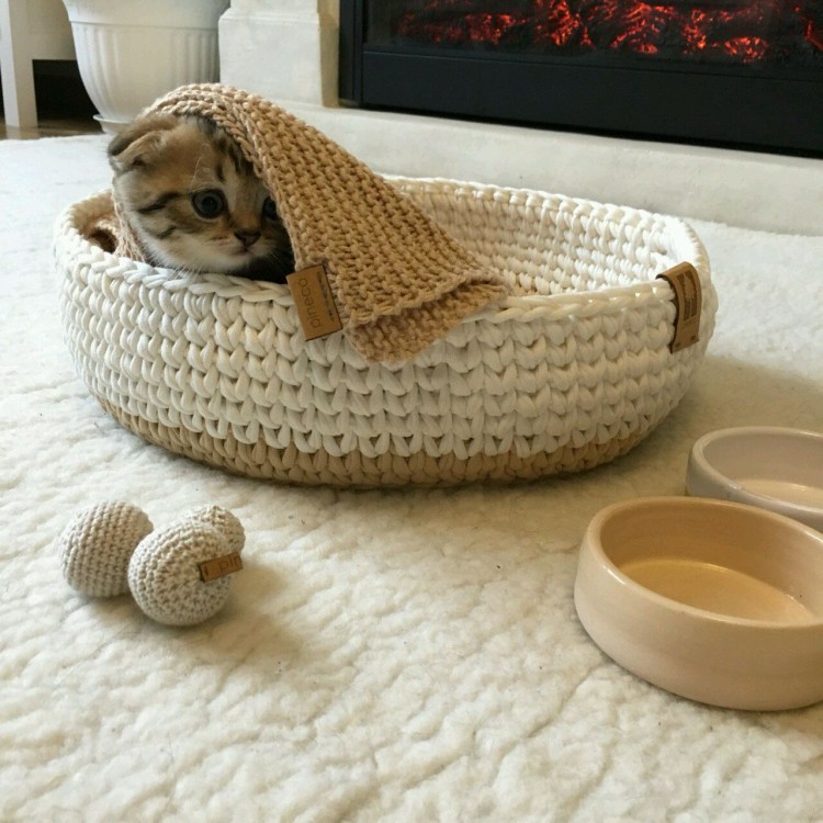 Лежанка из трикотажной пряжи