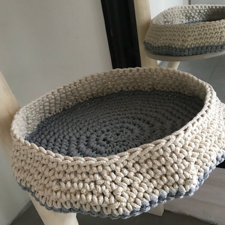 Вязаные лежанки для собак