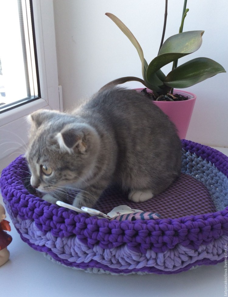 Домик для кошки из трикотажной пряжи