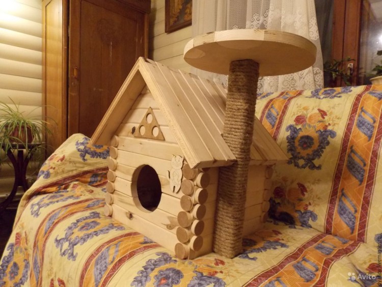 Деревянный домик для кошки