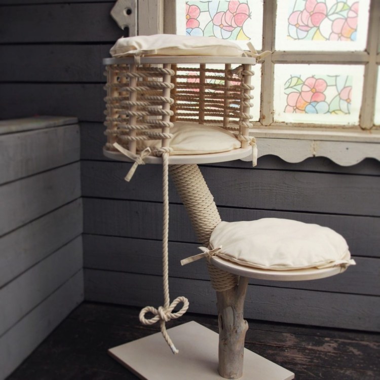 Лежанка для кошки из дерева