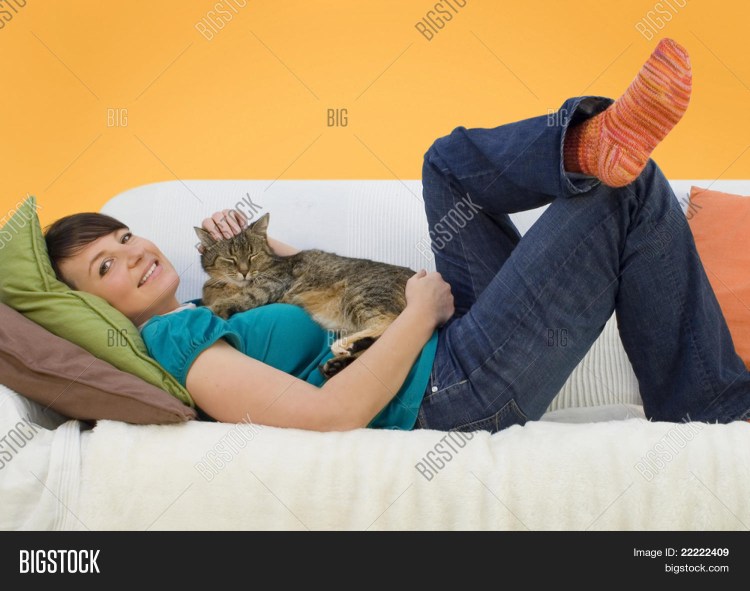 Кот лапками перебирает