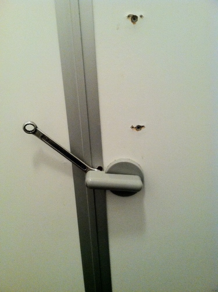 Чтобы не закрывалась дверь для котов