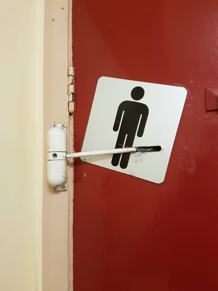 Дырка в двери туалета