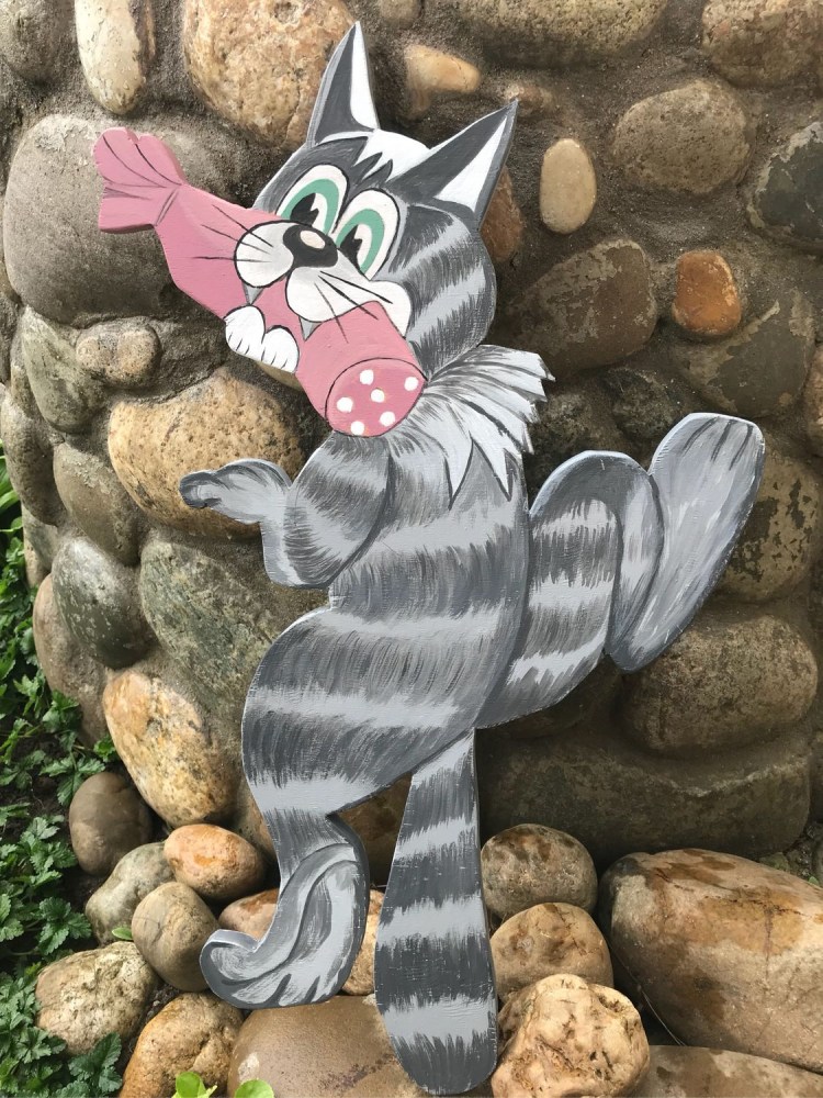 Фигурка кота на заборе