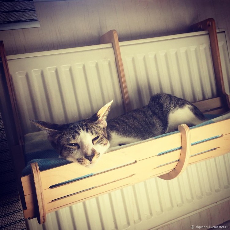 Лежанка для кошки на батарею