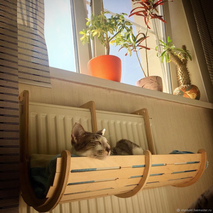 Гамак на батарею для кошек.