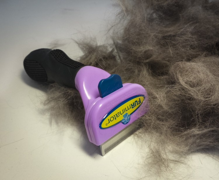 Расческа для вычесывания собак фурминатор