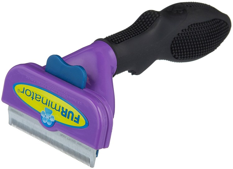 Кошку расчесывают