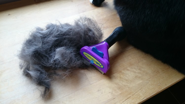 Вычесывать шерсть у собаки фурминатор