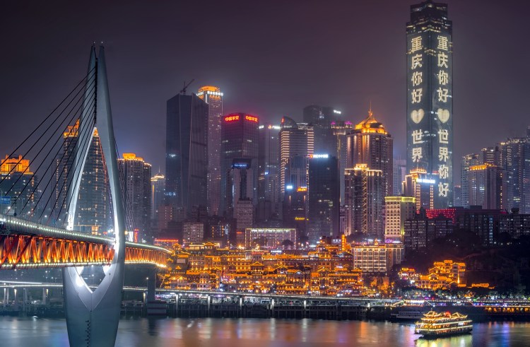 Метро в Чунцине через дом