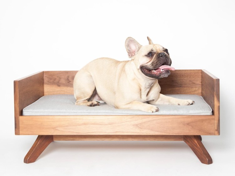 Деревянная кровать для собаки