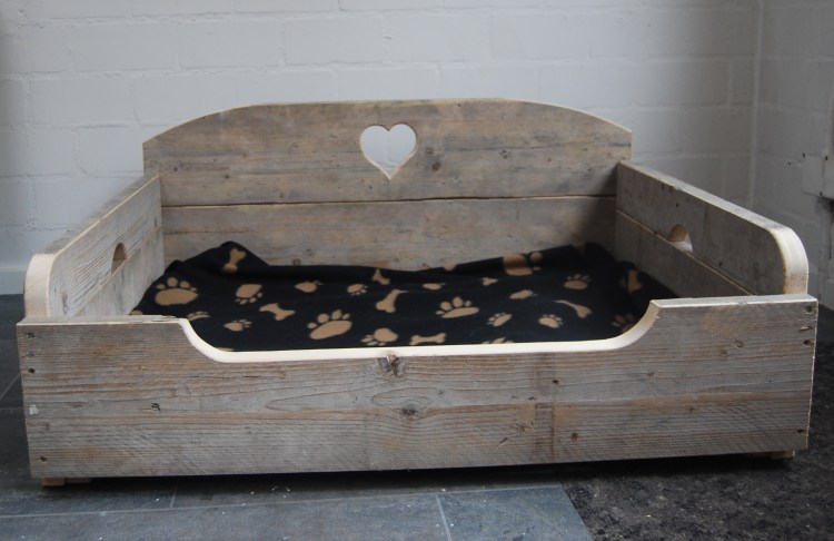 Кровать для собаки из дерева