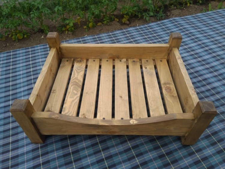 Деревянный ящик для собак