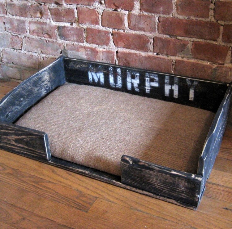 Деревянная кровать для собаки