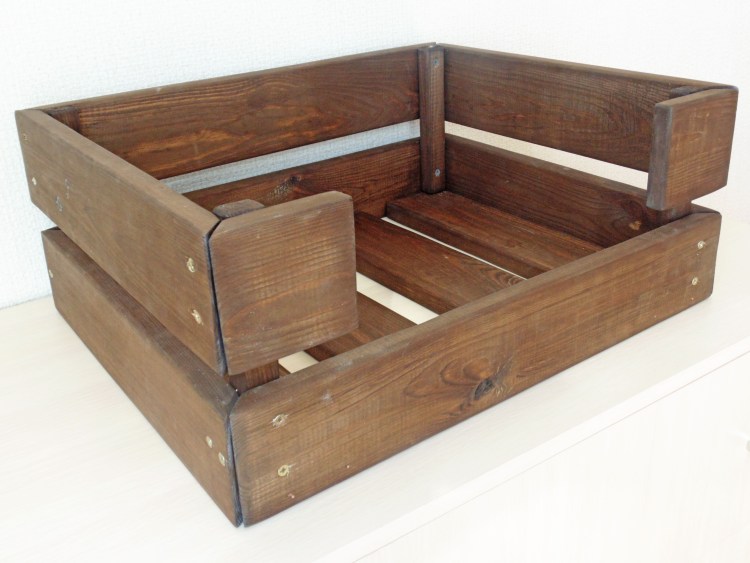 Лежанки для собак с деревянным каркасом