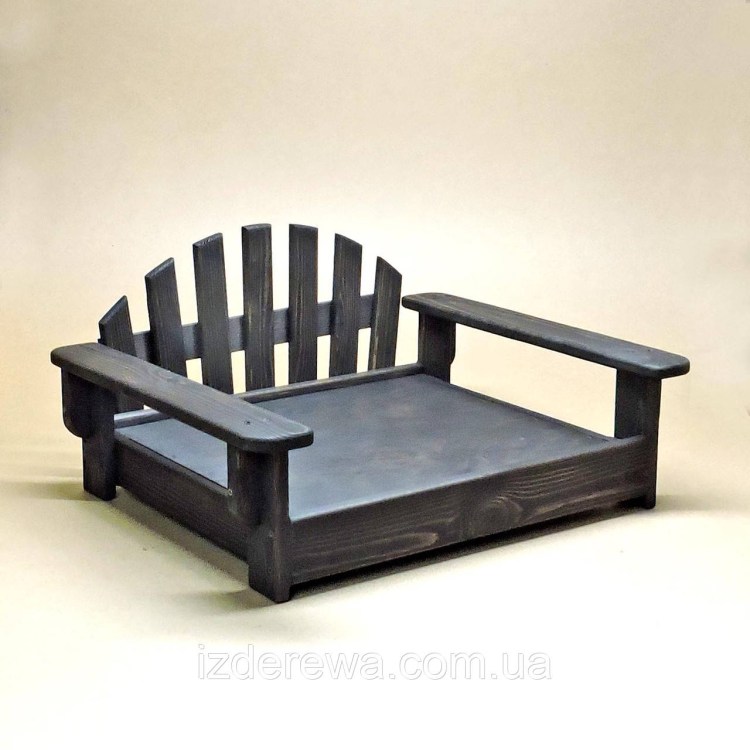 Деревянная кровать для собаки