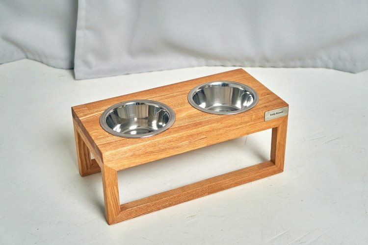 Деревянная подставка под миски для собак