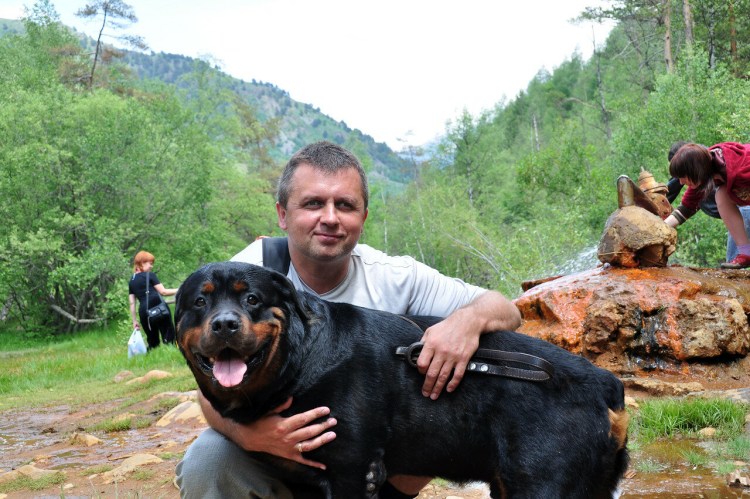 Мужчина с ротвейлером