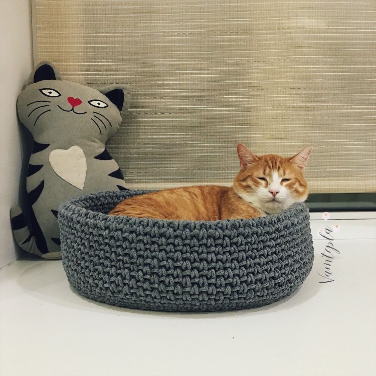 Вязаная лежанка для кошки