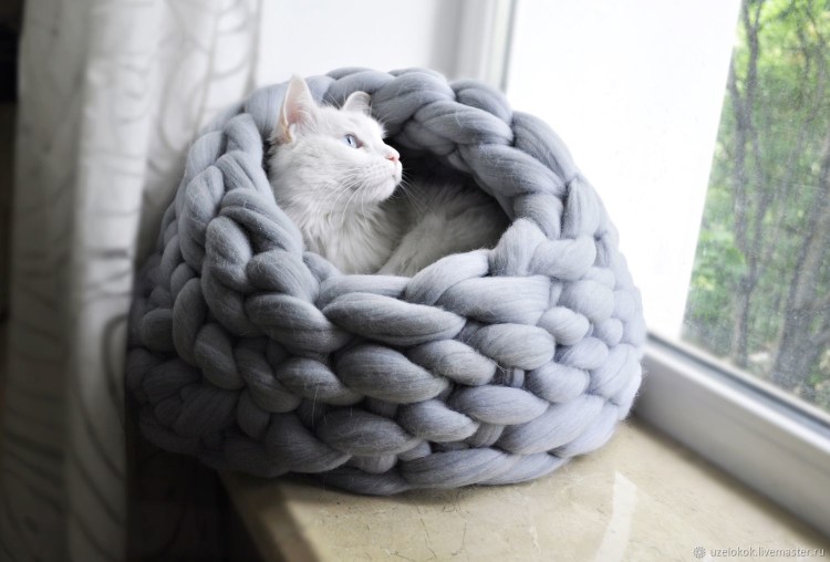 Вязаная лежанка для кошки