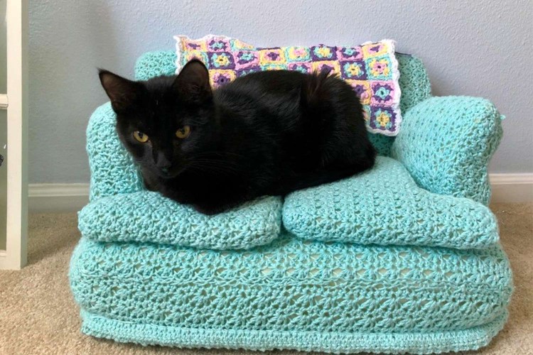 Вязаный диванчик для кота