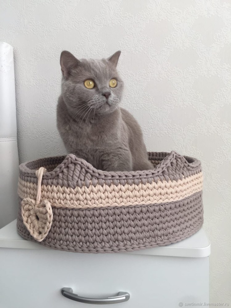 Вязаная лежанка для кошки