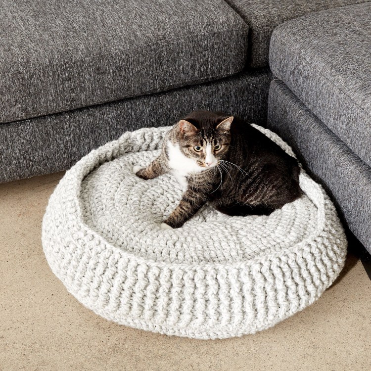 Вязаная лежанка для кошки
