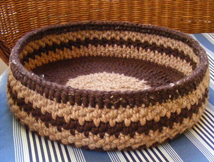 Вязаные лежанки для собак