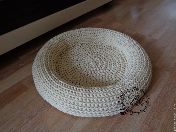 Лежанка для кошки крючком