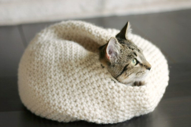 Лежанка для кошки из трикотажной пряжи крючком