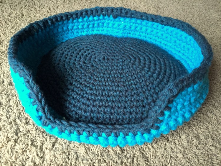 Вязаный лежак для кошки крючком